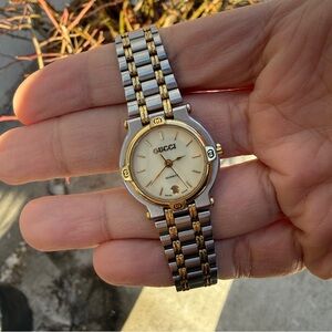 Vintage 1980s Gucci 9000L Women’s Watch
Swiss-Made, 18k Gold-Plated Accents